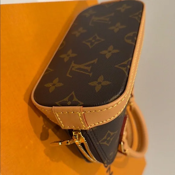 Louis Vuitton Mini Bag in Brown Monogram - Picture 5 of 11